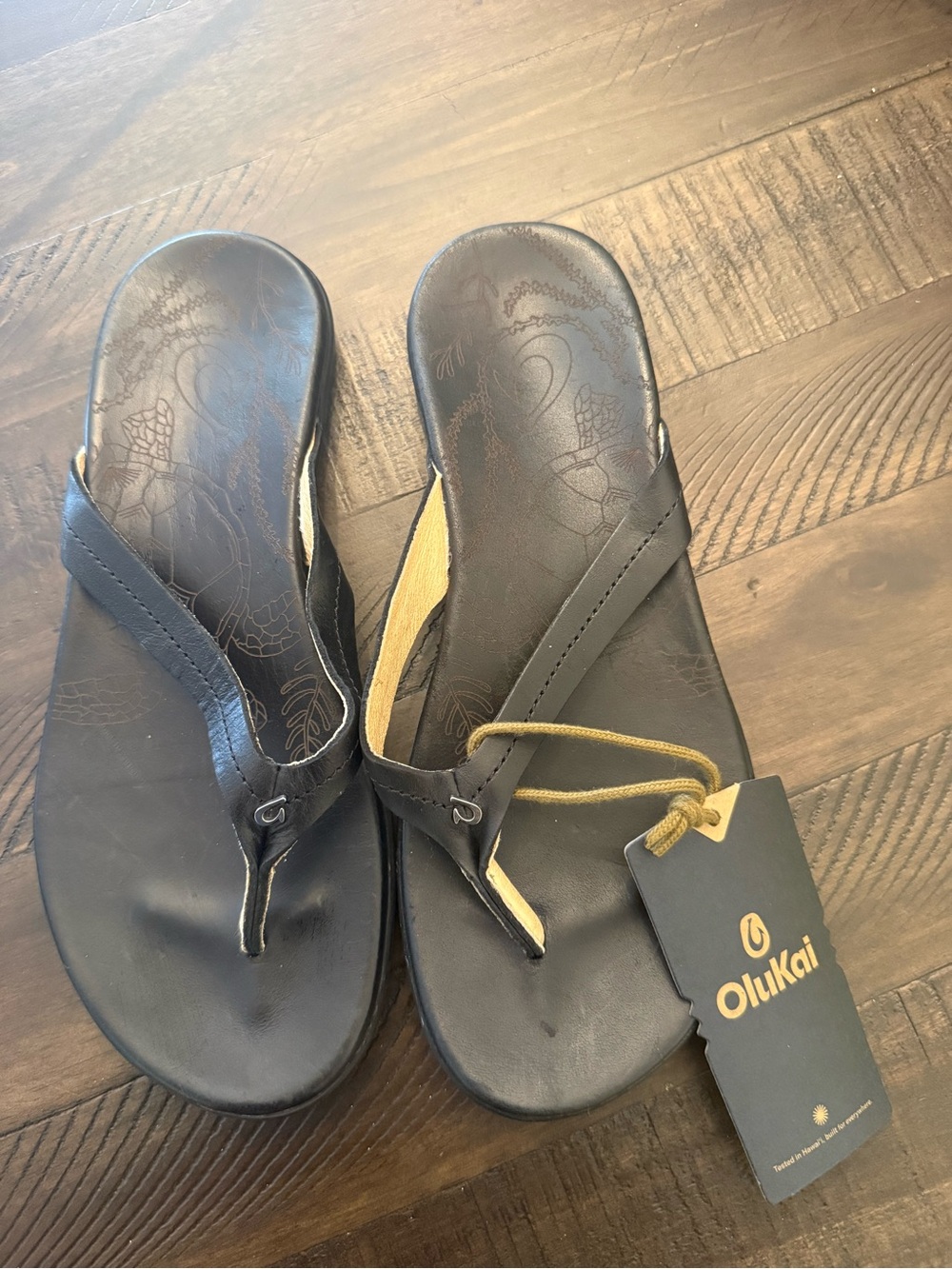 OluKai Women’s Black Honu Leather Beach Sandals